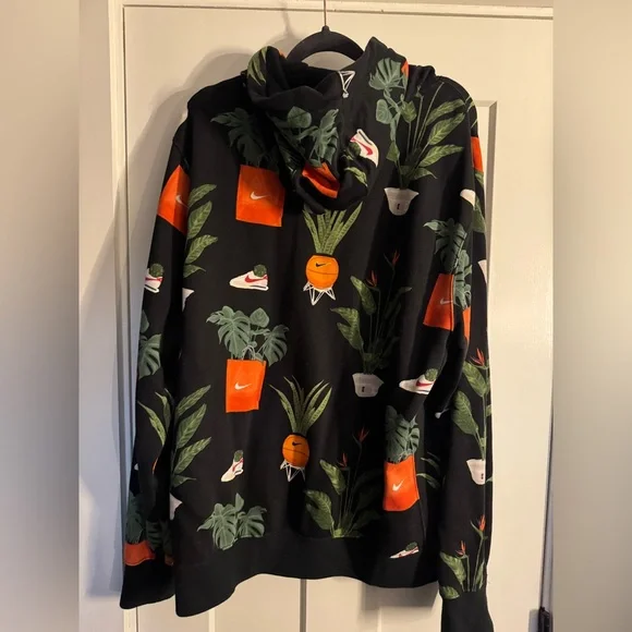 🏀 **Nike Limited Edition Hoodie – Standout Style!** 🌿 - Picture 2 of 4